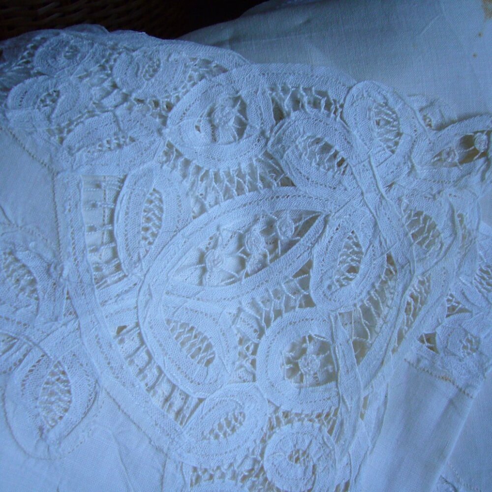 Vintage hand made lace and ecru linen tablecloth 86" x 80" - Picture 2 of 9
